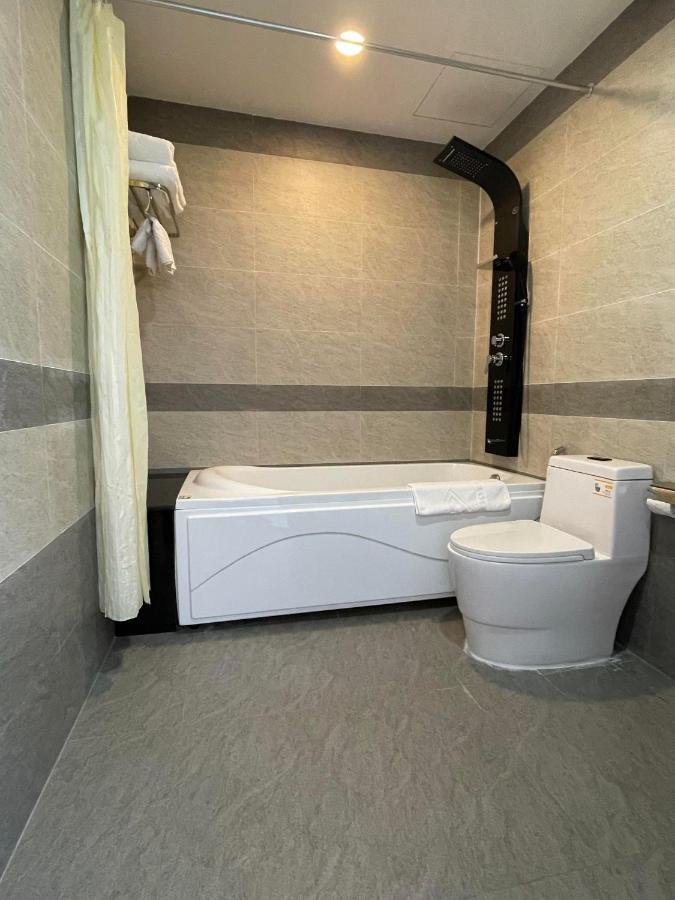 Y Linh Hotel Куинён Экстерьер фото