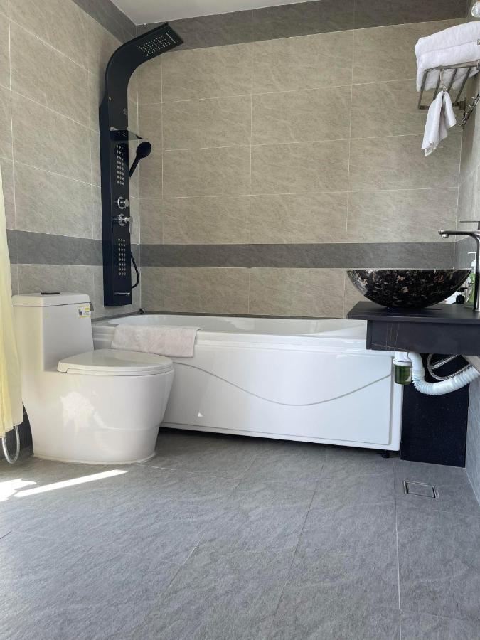 Y Linh Hotel Куинён Экстерьер фото