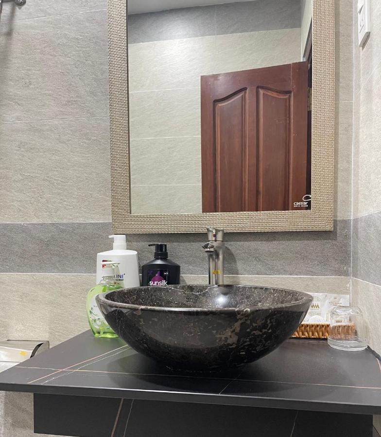 Y Linh Hotel Куинён Экстерьер фото