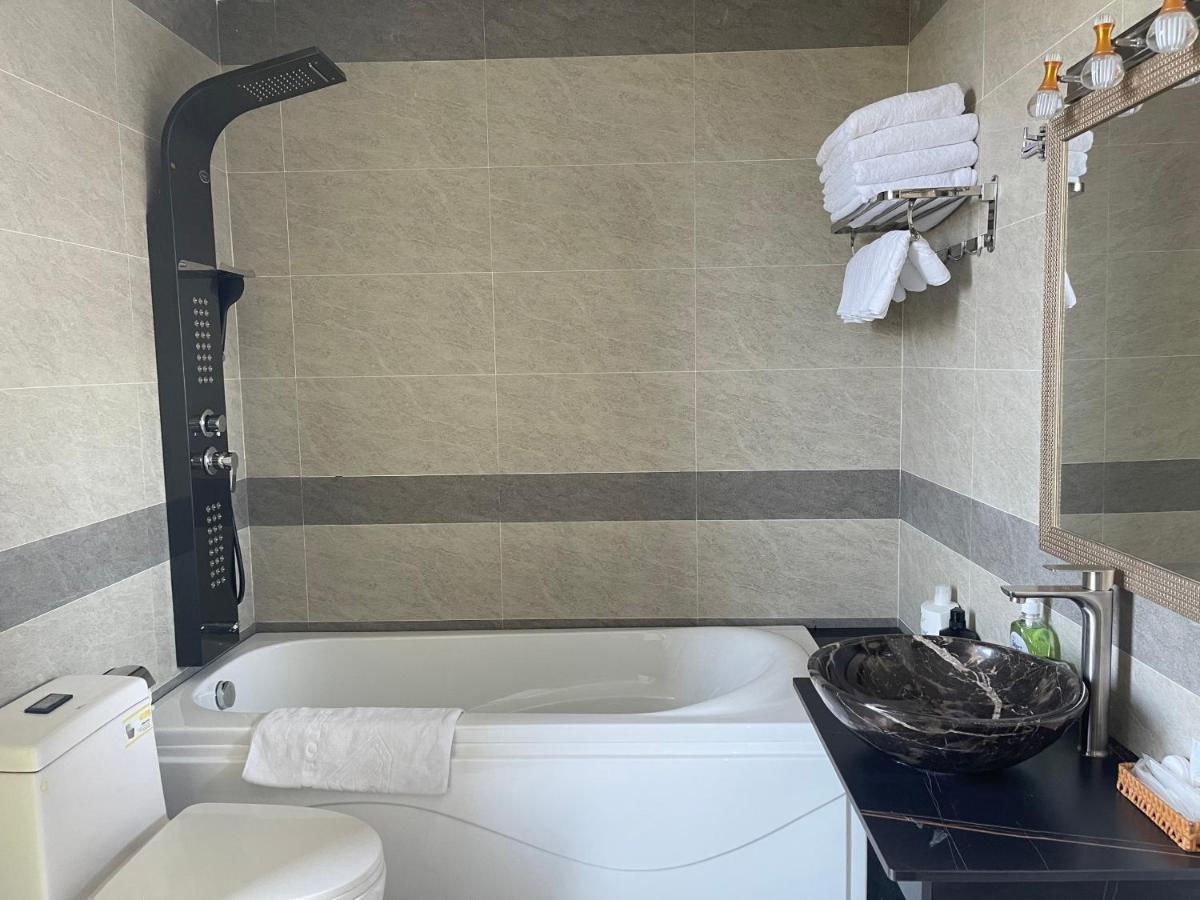 Y Linh Hotel Куинён Экстерьер фото